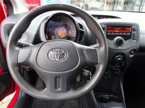 Toyota Aygo - 1.0 VVT-i x-now / Airco / Signaalkleur / Radio met USB / Led Dagrijverlichting / Elect - 1