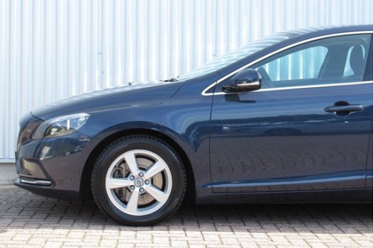 Volvo V40 - 2.0 D4 190PK Momentum Business Navi Regensensor Park Assist - 1