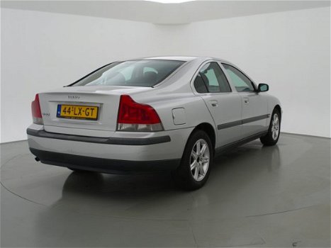 Volvo S60 - 2.4 140 PK + LEDER / STOELVERWARMING / APP RADIO - 1