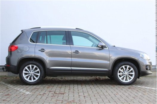 Volkswagen Tiguan - 1.4 TSI 160pk Sport&Style | Navigatie | Park assist + Parkeersensoren | Trekhaak - 1