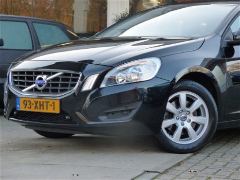 Volvo V60 - 1.6 T4 Momentum 180PK Leder, Navi, Winterset - 1