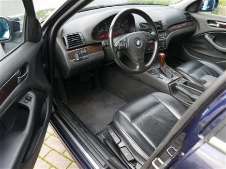 BMW 3-serie - 320i Executive Automaat | Leder | LM velgen | Afn. trekhaak | Ned. auto - 1