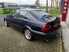 BMW 3-serie - 320i Executive Automaat | Leder | LM velgen | Afn. trekhaak | Ned. auto