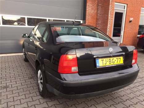 Volkswagen Passat - 1.8-5V Trendline - 1