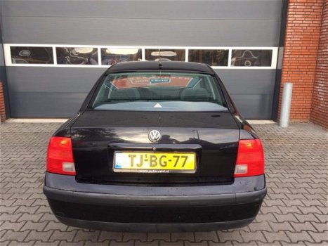 Volkswagen Passat - 1.8-5V Trendline - 1