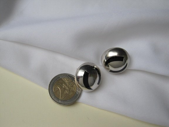 Zilveren oorbellen halve bolmodel met zwart emaille 2.3 cm - Afbeelding 2