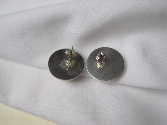 Zilveren oorbellen halve bolmodel met zwart emaille 2.3 cm - Afbeelding 3