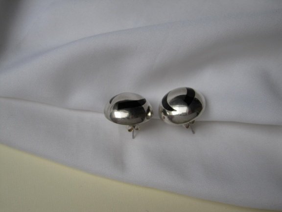 Zilveren oorbellen halve bolmodel met zwart emaille 2.3 cm - Afbeelding 5