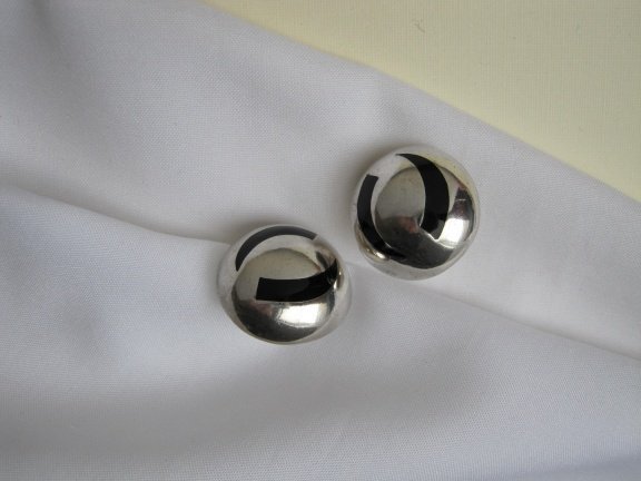 Zilveren oorbellen halve bolmodel met zwart emaille 2.3 cm - Afbeelding 6