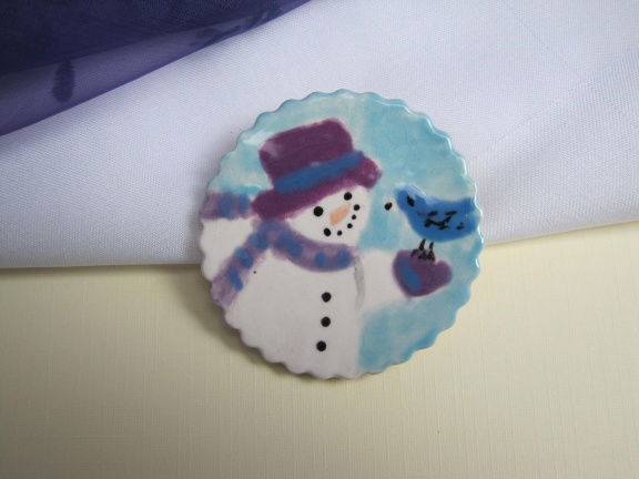 Broche keramiek porselein sneewman met blauwe vogel 4.3 cm - nr. 1