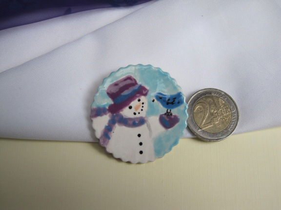 Broche keramiek porselein sneewman met blauwe vogel 4.3 cm - Afbeelding 2