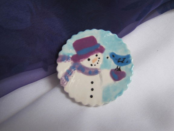 Broche keramiek porselein sneewman met blauwe vogel 4.3 cm - Afbeelding 4