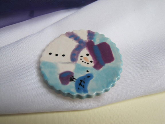 Broche keramiek porselein sneewman met blauwe vogel 4.3 cm - Afbeelding 5