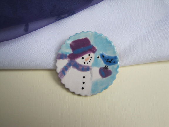 Broche keramiek porselein sneewman met blauwe vogel 4.3 cm - Afbeelding 6