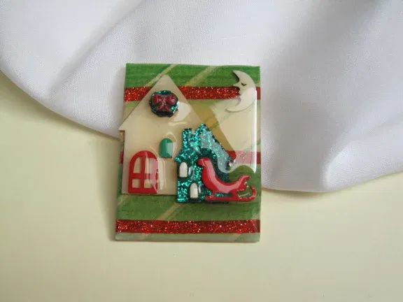 Broche Lucinda kunststof huizen en maan groen rood tinten 5.0x3.9 cm - nr. 1