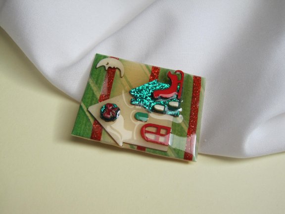 Broche Lucinda kunststof huizen en maan groen rood tinten 5.0x3.9 cm - Afbeelding 2