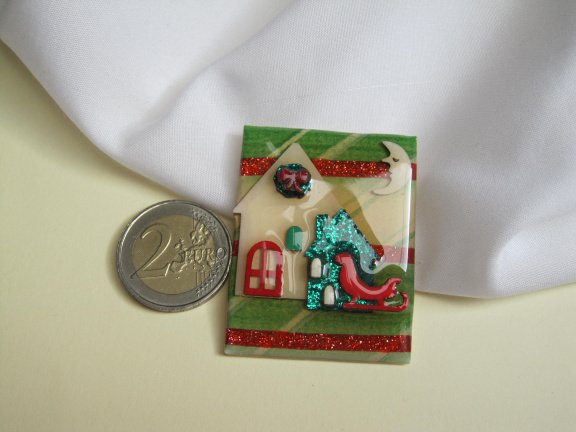 Broche Lucinda kunststof huizen en maan groen rood tinten 5.0x3.9 cm - Afbeelding 3
