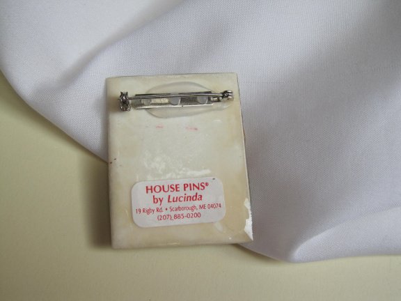 Broche Lucinda kunststof huizen en maan groen rood tinten 5.0x3.9 cm - Afbeelding 4