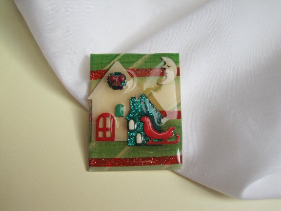 Broche Lucinda kunststof huizen en maan groen rood tinten 5.0x3.9 cm - Afbeelding 5