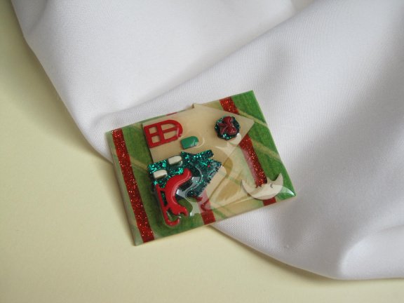 Broche Lucinda kunststof huizen en maan groen rood tinten 5.0x3.9 cm - Afbeelding 6