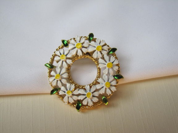 Broche goudkleurig cirkel model met wit geel emaille madeliefje bloemetjes 2.7 cm. - nr. 1