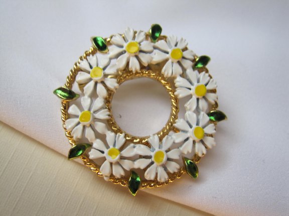 Broche goudkleurig cirkel model met wit geel emaille madeliefje bloemetjes 2.7 cm. - Afbeelding 2