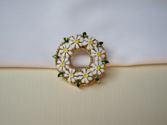 Broche goudkleurig cirkel model met wit geel emaille madeliefje bloemetjes 2.7 cm. - Afbeelding 3