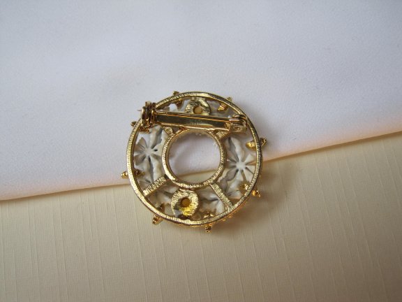 Broche goudkleurig cirkel model met wit geel emaille madeliefje bloemetjes 2.7 cm. - Afbeelding 4