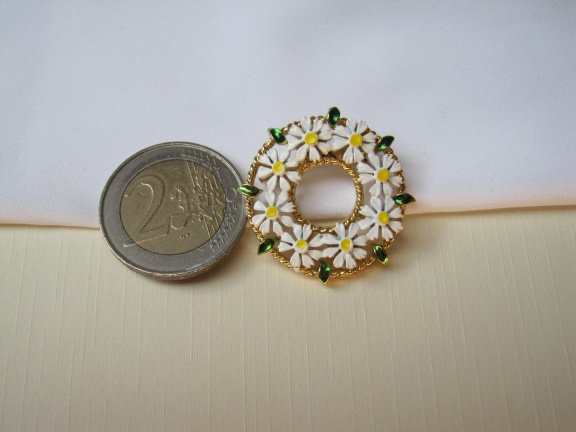 Broche goudkleurig cirkel model met wit geel emaille madeliefje bloemetjes 2.7 cm. - Afbeelding 5