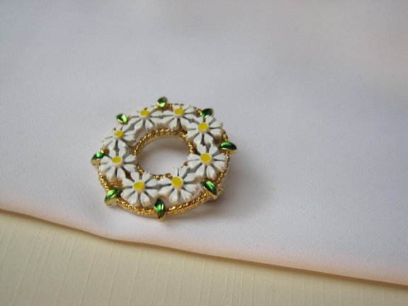 Broche goudkleurig cirkel model met wit geel emaille madeliefje bloemetjes 2.7 cm. - Afbeelding 6