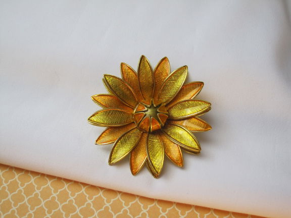 Broche Germany goudkleurige metalen bloem met geel oranje emaille 5.2x5.2 cm. - nr. 1