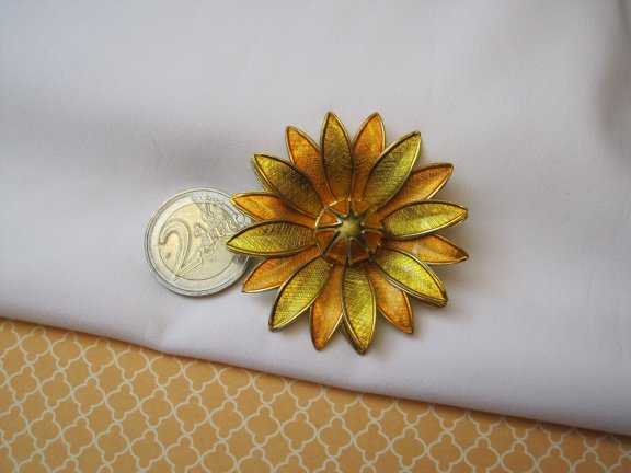 Broche Germany goudkleurige metalen bloem met geel oranje emaille 5.2x5.2 cm. - Afbeelding 2