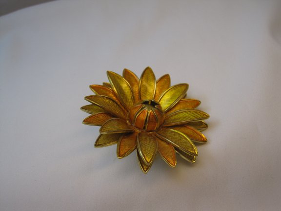 Broche Germany goudkleurige metalen bloem met geel oranje emaille 5.2x5.2 cm. - Afbeelding 3