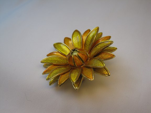 Broche Germany goudkleurige metalen bloem met geel oranje emaille 5.2x5.2 cm. - Afbeelding 4