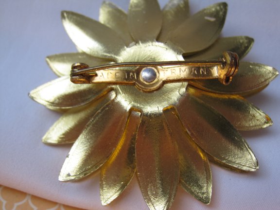 Broche Germany goudkleurige metalen bloem met geel oranje emaille 5.2x5.2 cm. - Afbeelding 5