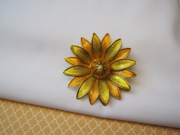 Broche Germany goudkleurige metalen bloem met geel oranje emaille 5.2x5.2 cm. - Afbeelding 6