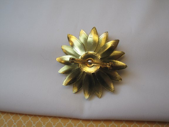 Broche Germany goudkleurige metalen bloem met geel oranje emaille 5.2x5.2 cm. - Afbeelding 7