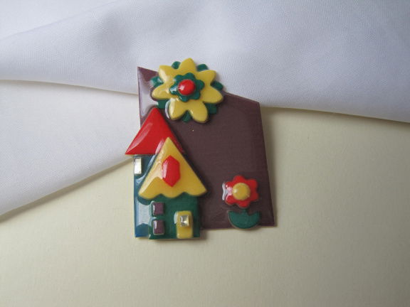 Broche Lucinda twee geel rode huizen en bloem zon 6.7x4.9 cm - nr. 1