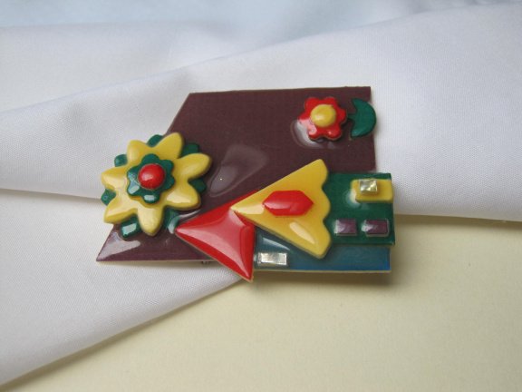 Broche Lucinda twee geel rode huizen en bloem zon 6.7x4.9 cm - Afbeelding 2