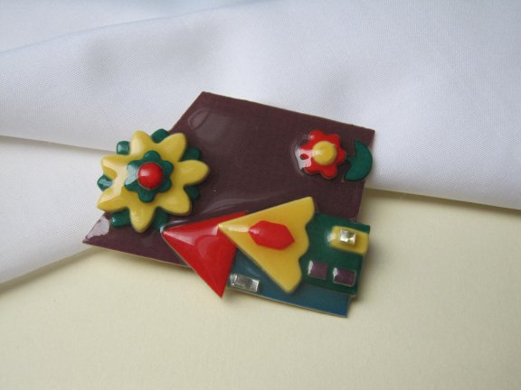 Broche Lucinda twee geel rode huizen en bloem zon 6.7x4.9 cm - Afbeelding 3