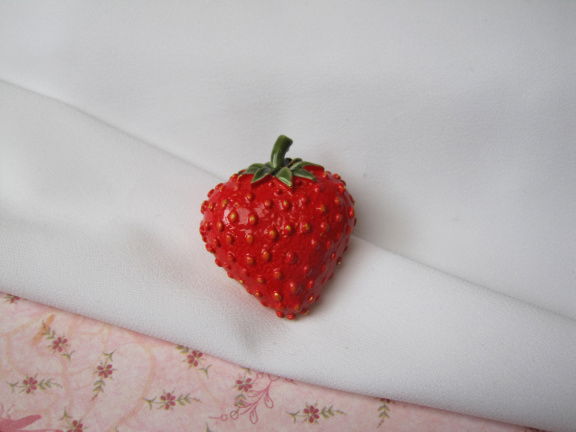 Broche goudkleurig helder rood emaille aardbei 3.3x2.8 cm. - nr. 1