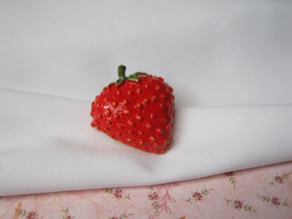 Broche goudkleurig helder rood emaille aardbei 3.3x2.8 cm. - Afbeelding 2