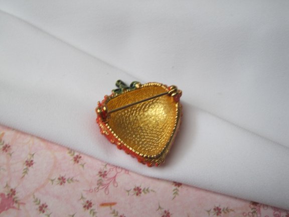 Broche goudkleurig helder rood emaille aardbei 3.3x2.8 cm. - Afbeelding 4