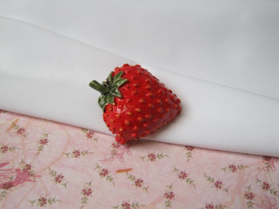 Broche goudkleurig helder rood emaille aardbei 3.3x2.8 cm. - Afbeelding 5
