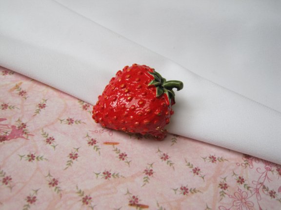 Broche goudkleurig helder rood emaille aardbei 3.3x2.8 cm. - Afbeelding 6