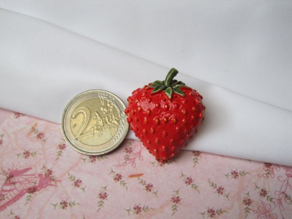 Broche goudkleurig helder rood emaille aardbei 3.3x2.8 cm. - Afbeelding 7