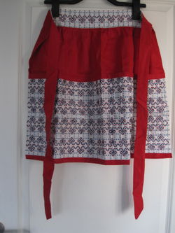 Schortje rood blauw geborduurd /handgemaakt.