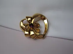 Broche Avon goudkleurige strik hart met donker paarse kristal rijnsteen 3.8x3.7 cm.