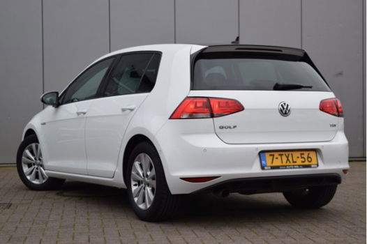 Volkswagen Golf - 1.6 TDI Highline BlueMotion Camera PDC Navi Cruise Climate Trekhaak Lmv 16