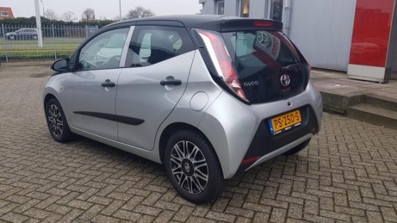 Toyota Aygo - 1.0 VVT-i x-now Bi-Tone Edition - 1